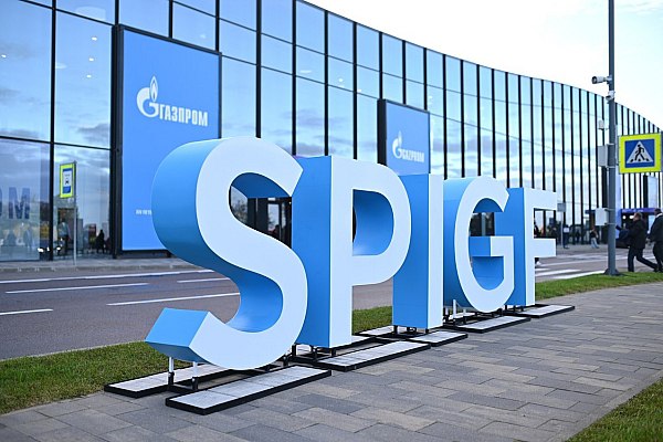 Газпром ТЕХ Aurus и Вертолеты России подписали соглашение о партнерстве Газпром ТЕХ Aurus и Вертолеты России подписали соглашение о стратегическом партнерстве Об этом сообщает ТАСС Соглашение подписано на Петербургском международном газовом форуме Кроме того Аурус Аэро и Ульяновская область подписали соглашение об осуществлении деятельности в Портовой особой экономической зоне в регионе aviaru net n288636