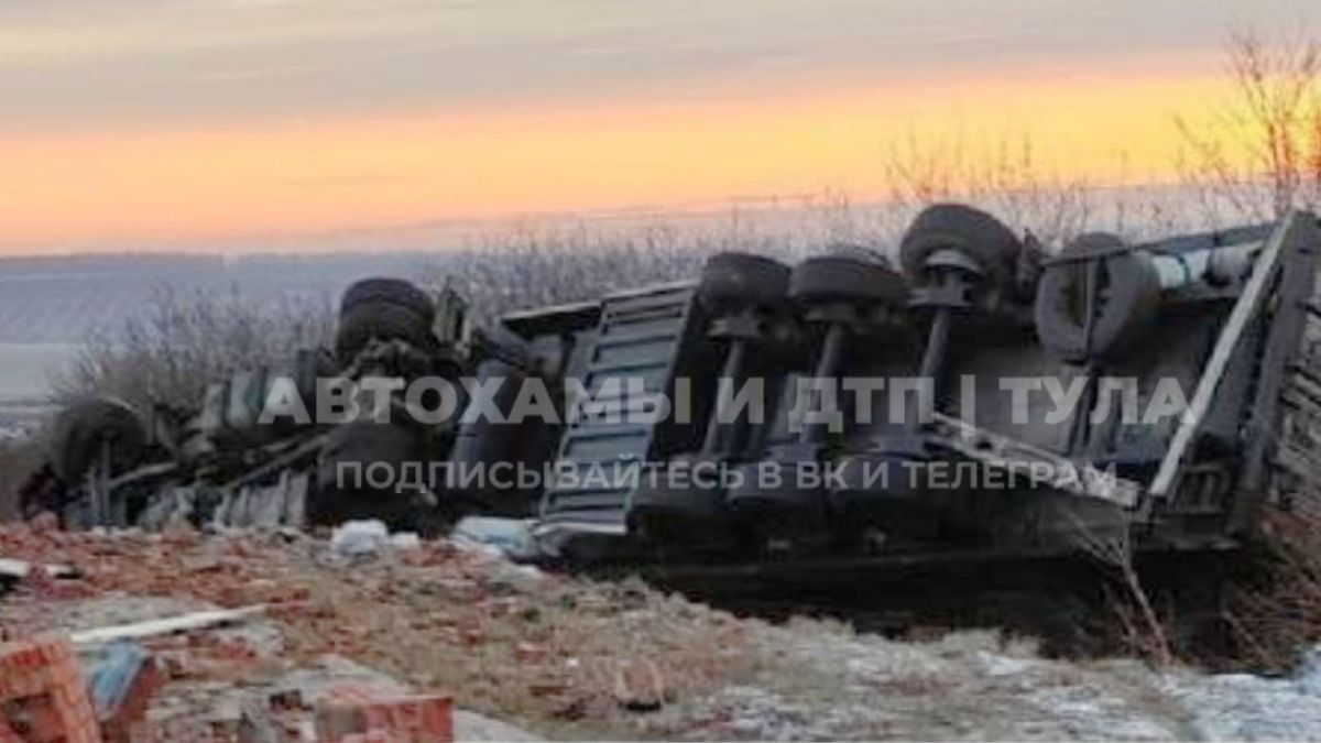 В Тульской области водитель грузовика погиб после столкновения с кирпичной остановкой  Накануне на 284-м километре трассы М-4 «Дон» произошло ДТП с летальным исходом, сообщают очевидцы в социальных сетях.  Читать далее...    TULA.SMI   Подписаться