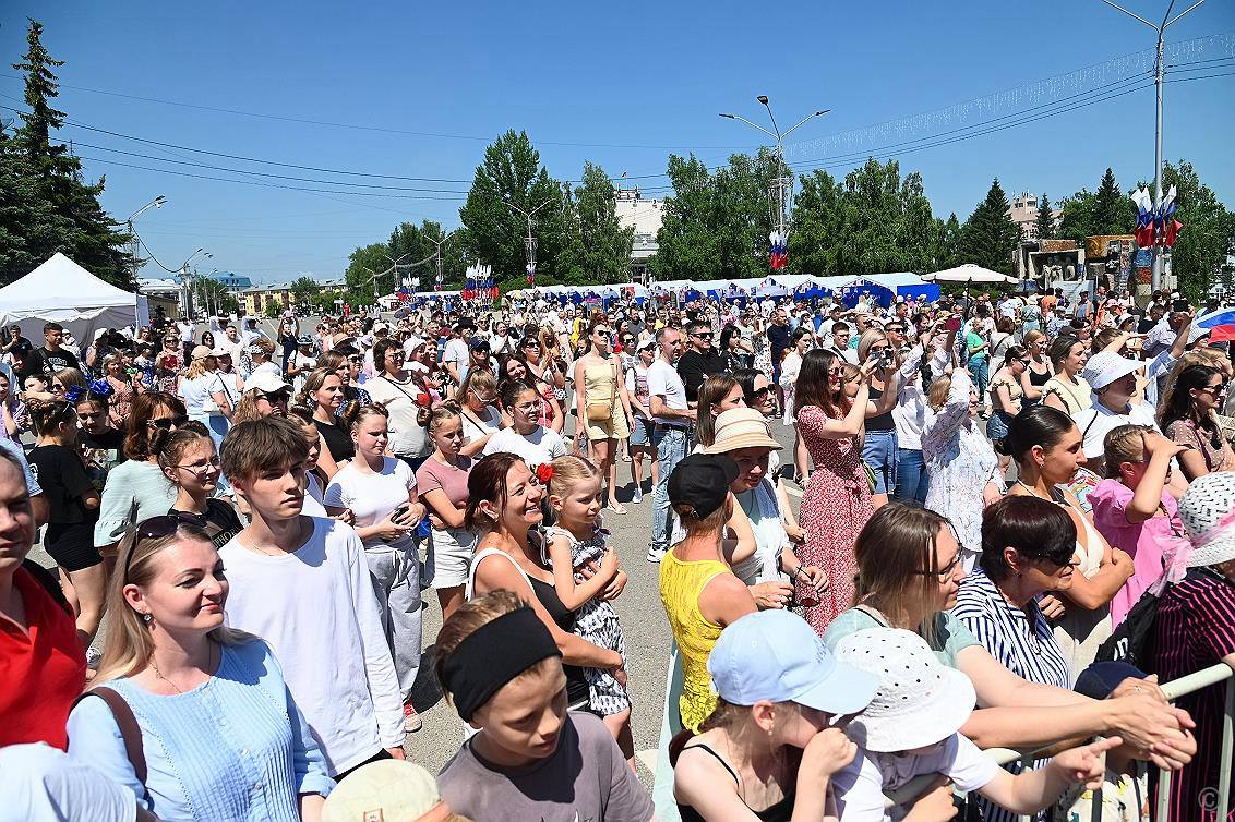 В Барнауле возобновили движение по площади Сахарова Как сообщили в администрации города, все праздничные мероприятия, посвященные празднованию дня России, завершены. Движение транспорта по проспекту Социалистическому от улицы Молодежной до улицы Димитрова и улице Мерзликина от проспекта Социалистического до переулка Геблера открыто.