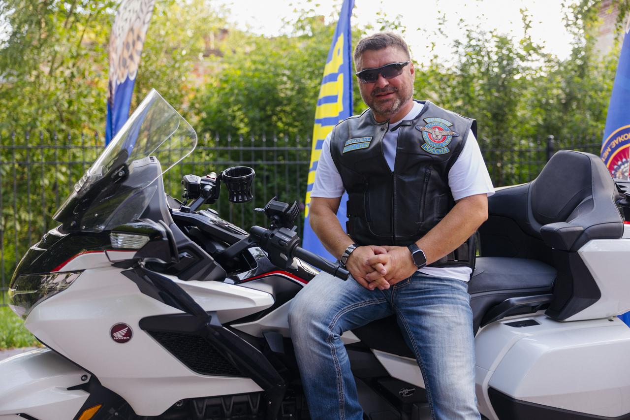 29 августа отмечается День рождения мотоцикла В 1885 году немецкие инженеры Готтлиб Даймлер и Вильгельм Майбах запатентовали первый в мире мотоцикл Reitwagen с двигателем внутреннего сгорания ставший прототипом современных моделей Как президент Всероссийского мотоклуба Соколы основанного Владимиром Жириновским я ценю мотоциклы за свободу скорость и драйв С детства за рулём разных моделей я полюбил этот вид транспорта Байкеры это сплочённое сообщество с особыми принципами Во время пандемии они доставляли помощь пожилым а сейчас поддерживают участников СВО и помогают армии в тылу Поздравляю всех с праздником Желаю ровных дорог попутного ветра и безопасных маршрутов