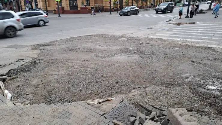 Дорожники засыпали огромную дыру в сердце города на Мира.   Асфальт пока не уложили, но движение уже восстановлено.    Подписаться