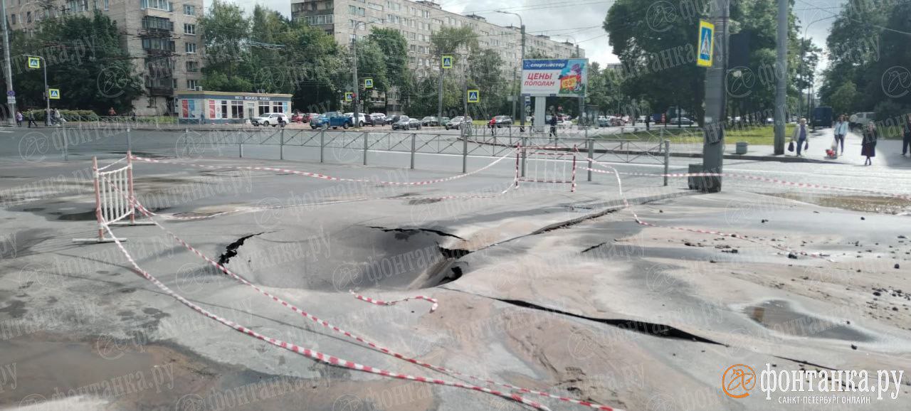 Асфальт начал проваливаться — просело дорожное полотно на углу Белы Куна и Пражской. Специалисты уже огородили опасный участок и принялись за работы Первый Питерский
