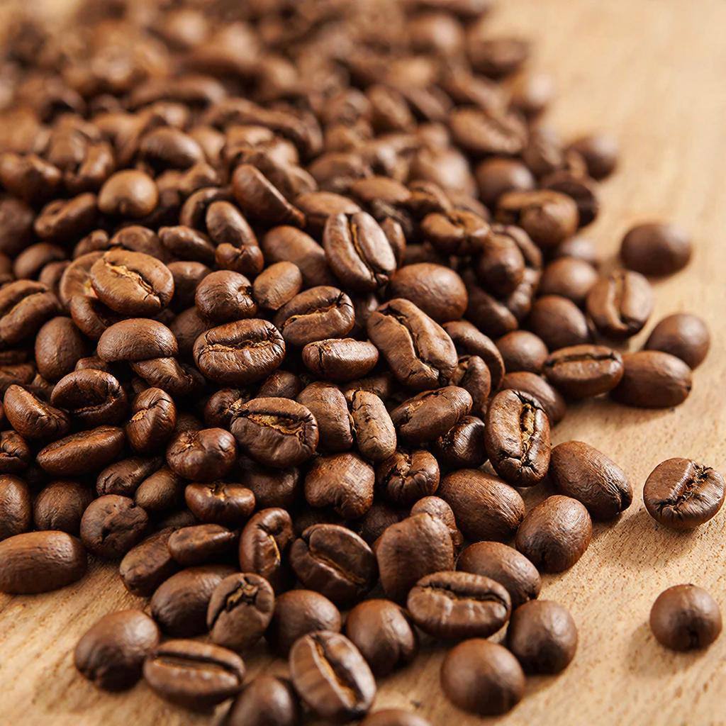 Вкус кофе скоро изменится навсегда из за изменений климата фермеры в Бразилии постепенно переходят с арабики на робусту Тот самый вкус настоящего кофе к которому мы привыкли даёт именно арабика вся планета плотно подсела на мягкий напиток с нотками шоколада уже почти два столетия Робуста же более устойчива к высоким температурам и болезням но даёт кофе с горьким вкусом и более высоким содержанием кофеина Второй главный поставщик кофе после Бразилии Колумбия которую последние годы метает от проливных дождей к знойной засухе Кроме засухи и болезней в кризисе виноваты финансовые проблемы по всему миру люди всё чаще отказываются от традиционного кофе предпочитая дешёвый растворимый Самое смешное что робуста традиционно всегда дешевле арабики но из за кризиса и изменения рынков цены на оба сорта кофе летят в небеса Скоро пакет настоящего кофе себе смогут позволить далеко не все