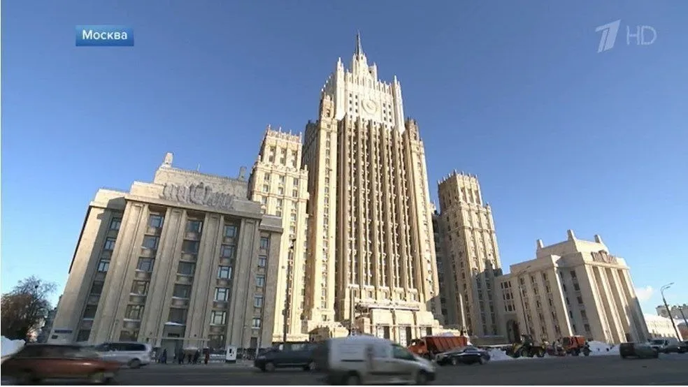 МИД РФ Поддержка соотечественников безусловный приоритет внешней политики России Работа с русским зарубежьем развивается динамично и строится в соответствии с требованиями времени рассказал в интервью ТАСС директор ДРС МИД РФ Геннадий Овечко По его словам в список основных задач входят сплочение соотечественников вокруг России оказание им содействия в сохранении общероссийской культурной идентичности защите прав и законных интересов Взаимодействие с соотечественниками ведется через разветвленную структуру общины включающей Всемирный координационный совет пять региональных и 103 страновых координационных совета В рамках плана ПКДСР на 2024 2026 годы организациям соотечественников оказывается содействие в осуществлении многочисленных проектов направленных на единение укоренение традиционных духовно нравственных и семейных ценностей проведение военно мемориальной работы продвижение русского языка и культуры Подробнее