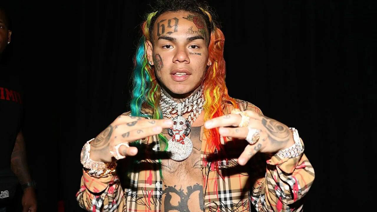 Tekashi 6ix9ine не приедет в Москву в октябре   По информации Mash, концерт рэпера в России перенесли на неопределенный срок: он не смог получить визу из-за неуплаченных налогов. После требования рассчитаться с долгами исполнитель все же перевел деньги в налоговую, но из-за урагана ведомства не смогли провести нужные операции со счетами.   В итоге Tekashi пришлось перенести 6 концертов, включая выступление 19 октября в Москве.  КК