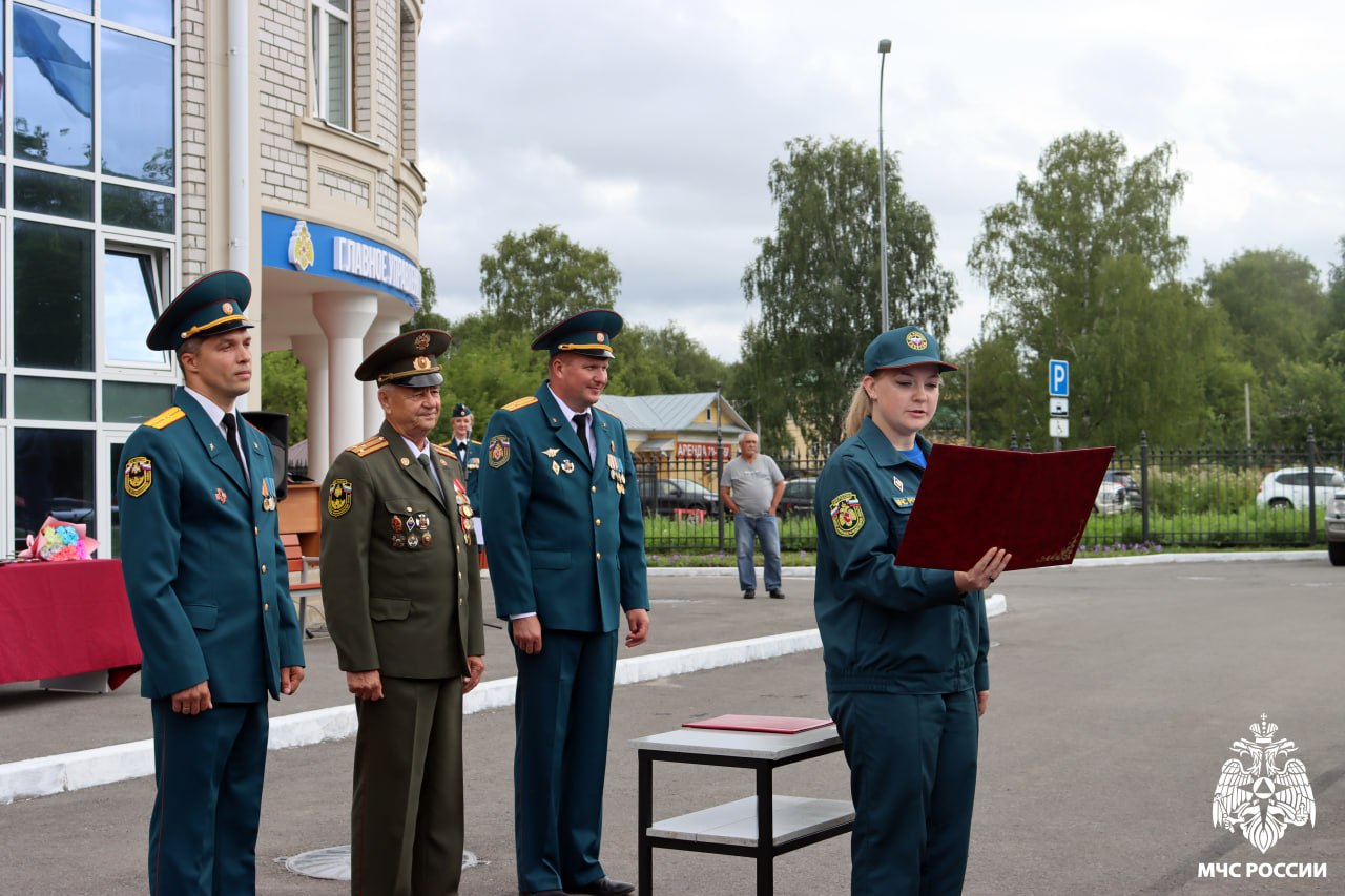 Новое поколение спасателей пополнило ряды МЧС России В этом году Главное управление МЧС России по Вологодской области приветствует пополнение из восьми молодых офицеров, успешно завершивших обучение в престижном Санкт-Петербургском университете Государственной противопожарной службы МЧС России имени Героя Российской Федерации Е.Н. Зиничева. Эти выпускники, вернувшись на родную землю, были торжественно приняты в ряды ведомства. В рамках церемонии молодым лейтенантам вручили служебные удостоверения, символизирующие их вступление на путь служения. Другие новобранцы сегодня принесли торжественную клятву, подтвердив свою преданность делу спасения жизней и защиты граждан. Следуя заложенной годами традиции новоиспеченные офицеры вместе со своими опытными наставниками приняли участие в знаковом событии — посадке деревьев у нового здания Главного управления. «Аллея лейтенантов» будет напоминать о приходе нового поколения профессионалов в структуру МЧС России. MAX