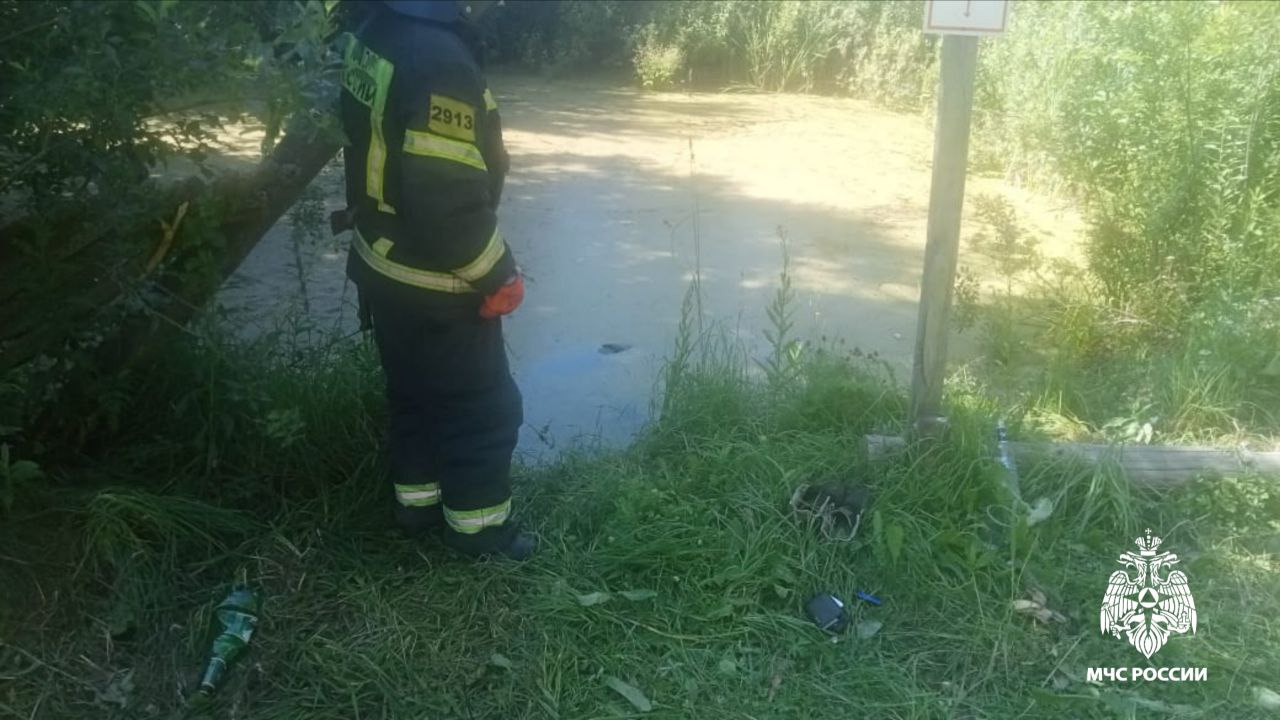 Сегодня в пожарном водоёме в п. Поназырево обнаружено тело 71-летнего мужчины Погибший извлечен из воды и передан сотрудникам следственной оперативной группы для проведения дальнейших следственных действий. Обстоятельства происшествия устанавливаются. МЧС России напоминает: будь осторожен вблизи водоемов; соблюдай меры безопасности, не употребляй спиртное у водоемов и не заходи в воду. Любая стихия может быть опасна, если пренебречь этими советами. Безопасность начинается с тебя!