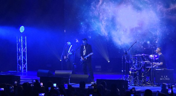 Основатель группы Смысловые галлюцинации Сергей Бобунец выступает на Рождественском фестивале в Чите Новогодние выходные подходят к концу Читинцы заряжаются эмоциями перед рабочими буднями на Рождественском фестивале который сейчас в самом разгаре Сегодня на площадке Мегаполис спорт выступает основатель группы Смысловые галлюцинации Сергей Бобунец Артист частый гость Забайкалья традиционно собирающий полные залы Не стало исключением и сегодняшнее выступление в рамках Рождественского фестиваля