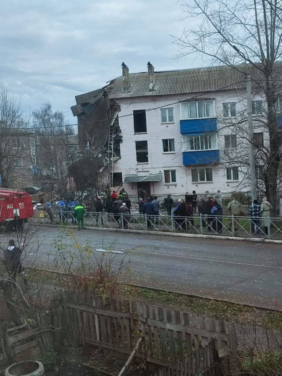 Многоквартирный жилой дом обрушился в Туле Там произошел взрыв бытового газа пострадали как минимум два человека сообщил губернатор Инцидент произошел в поселке Куркино Оперативные службы уже работают на месте происшествия UPD По факту произошедшего возбуждено уголовное дело Местные СМИ сообщают что под завалами находятся три человека Для жильцов в соседней школе открыт пункт временного размещения Предварительно число пострадавших возросло до пяти Подпишитесь на Абзац TG VK Дзен MAX Rutube