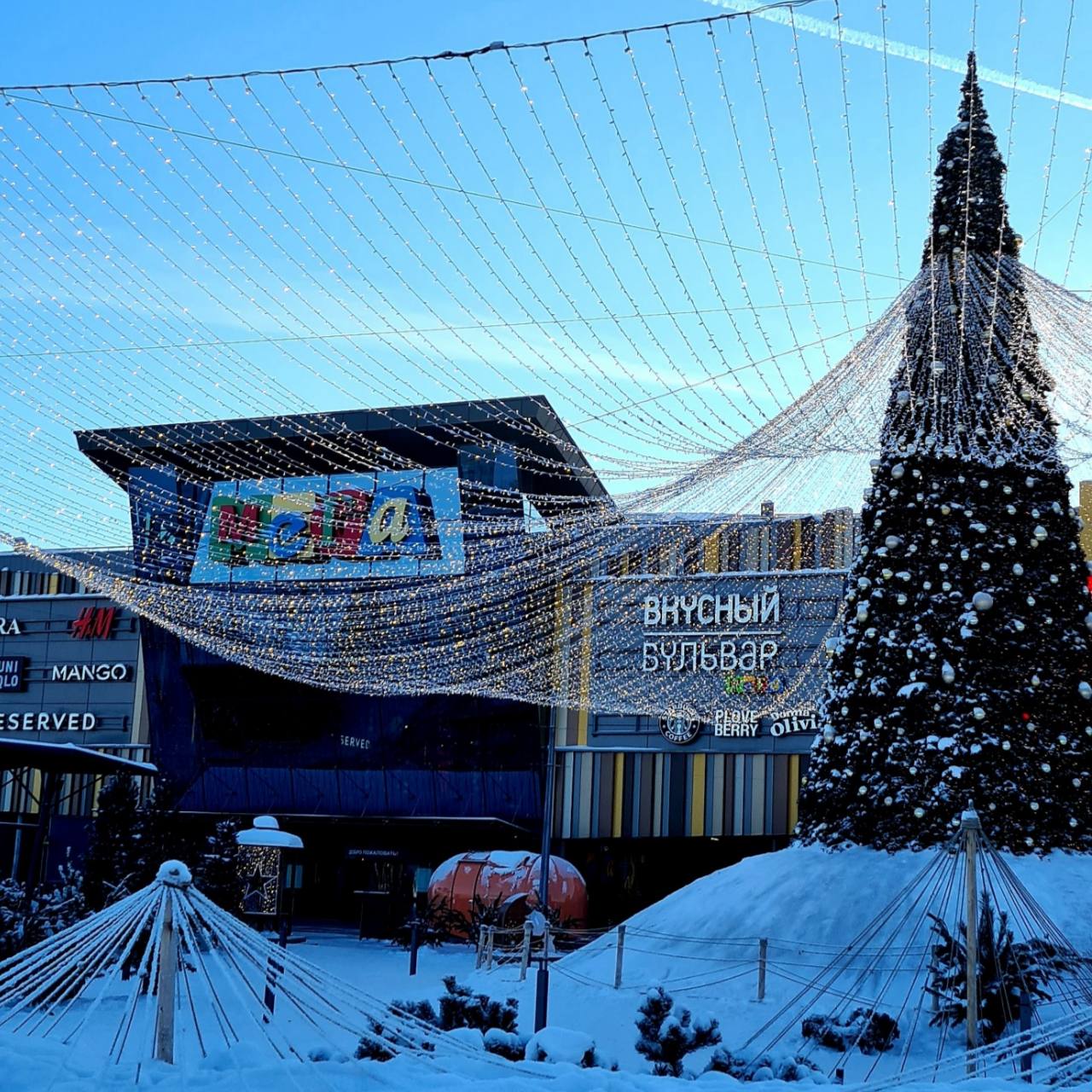 В Екатеринбурге отменят автобус 25 с февраля 2026 года Сейчас он связывает ТРЦ Мега с центром города ЖБИ и технопарком Университетский   Вместо автобусов на направлении должны запустить троллейбусы с автономным ходом Точные сроки начала движения троллейбусов пока не определены Новости Екб тут SvetEKB