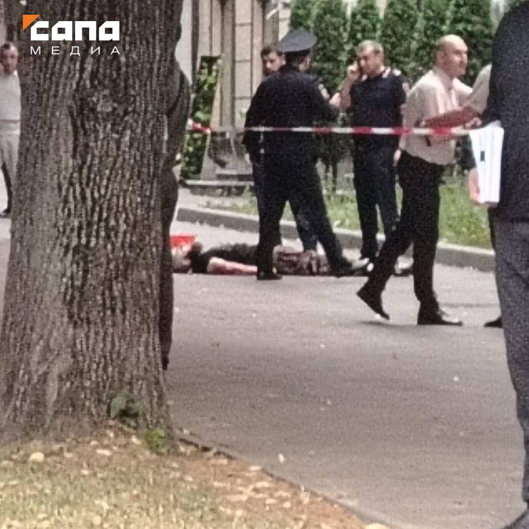 При стрельбе в Нальчике ликвидировали одного из нападавших На сотрудника ДПС произошло нападение с холодным оружием, сообщил глава республики Казбек Коков. Одного из нападавших ликвидировали. По данным источника, второму удалось скрыться. Как сообщала «Сапа», в инциденте был ранен полицейский, его оперируют. Подписывайся на «Сапа Кавказ»