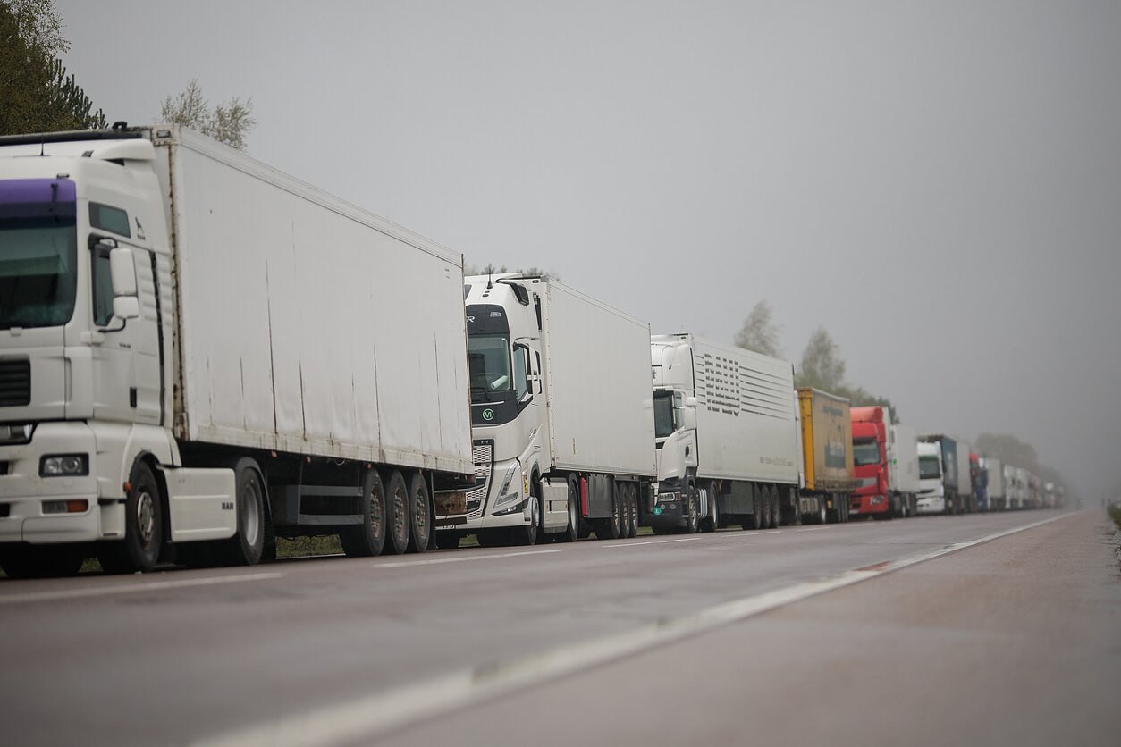 Министр около 500 застрявших в Беларуси грузовиков хотят пропустить через Шальчининкай В связи с тем что в Беларуси застряли около 5 тыс литовских грузовиков и полуприцепов а Минск запретил их передвижение через территорию страны министр внутренних дел Владислав Кондратович говорит что планируется открыть для перевозчиков закрытый пограничный пункт пропуска Шальчининкай где находятся около 500 транспортных средств По словам министра по этому вопросу планируется обратиться к Беларуси Большая группа находится на пункте пропуска Шальчининкай там с белорусской стороны в Беняконях мы предполагаем что транспортные средства смогут начать движение через этот пункт поскольку они больше никуда не могут ехать Там и водители и прицепы сообщил Кондратович радиостанции Ziniu radijas в четверг Министр отметил что около 5 тысяч литовских грузовиков раскиданы по всей территории Беларуси Подробнее читайте по ссылке Фото LRT