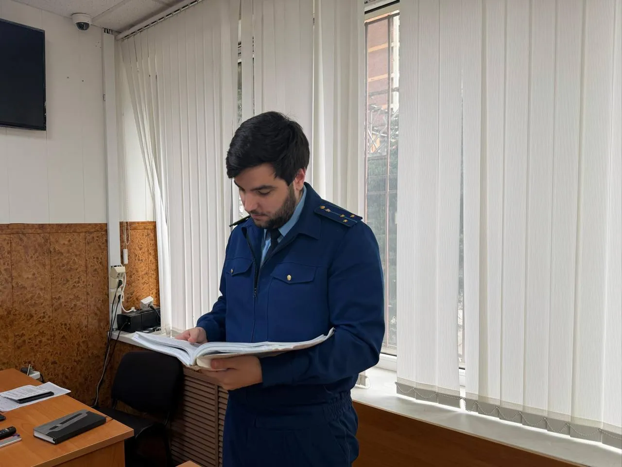В Дагестане вынесен приговор по уголовному делу об организации финансовой пирамиды с причинением ущерба потерпевшим на сумму более 585 млн рублей Ленинский районный суд г Махачкалы вынес приговор по уголовному делу в отношении уроженца г Ленинград Он признан виновным по ч 4 ст 159 мошенничество и ч 2 ст 172 2 УК РФ организация деятельности по привлечению денежных средств и или иного имущества В судебном заседании установлено что в 2019 2022 годах мужчина действуя в составе организованной группы совместно с иными лицами создал под видом крипто проекта виртуальную финансовую пирамиду Участники преступной группы привлекали денежные средства граждан под обещание сверхвысокого дохода от инвестирования в токен не имеющий реальной ценности Выплаты производились исключительно за счет средств новых вкладчиков В результате преступных действий потерпевшим жителям Республики Дагестан и других регионов причинен материальный ущерб на общую сумму свыше 585 млн рублей С учетом позиции государственного обвинителя осужденному назначено наказание в виде лишения свободы сроком на 4 года с отбыванием в исправительной колонии общего режима Мера пресечения изменена на заключение под стражу мужчина взят под стражу в зале суда Уголовные дела в отношении других соучастников преступлений выделены в отдельные производства