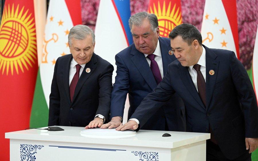 Садыру Жапарову присуждена Международная премия мира имени Льва Толстого Премией также награждены лидеры Таджикистана и Узбекистана Эмомали Рахмон и Шавкат Мирзиёев Особый акцент сделан на роли трех лидеров в укреплении региональной стабильности Награда присуждена трем президентам за личный вклад в укрепление мира и безопасности в Центральной Азии Премия Толстого ежегодно вручается за активную миротворческую деятельность противодействие угрозе мировой войны и развитие гуманизации международных отношений