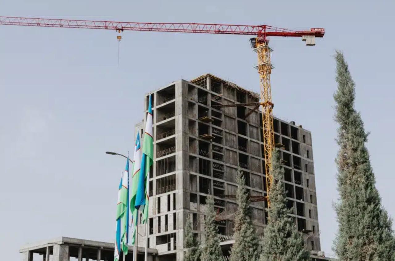 Минстрой прокомментировал жалобы предпринимателя на коррупцию Министерство строительства и жилищно коммунального хозяйства Узбекистана прокомментировало выступление предпринимателя Усмонжона Абдусаматова на открытой встрече с представителями строительной отрасли 29 августа на мероприятии предприниматель рассказал о проблемах с которыми сталкиваются бизнесмены в этой сфере Он заявил что при получении разрешений на строительство часто возникают необоснованные отказы а сами процессы сопровождаются бюрократией и коррупцией Все это вынуждает искать обходные пути и прибегать к коррупции Абдусаматов подчеркнул что такие трудности мешают развитию бизнеса и создают недоверие к системе В связи с этим он предложил ввести ответственность за необоснованные отказы Telegram Facebook Instagram LinkedIn Сайт