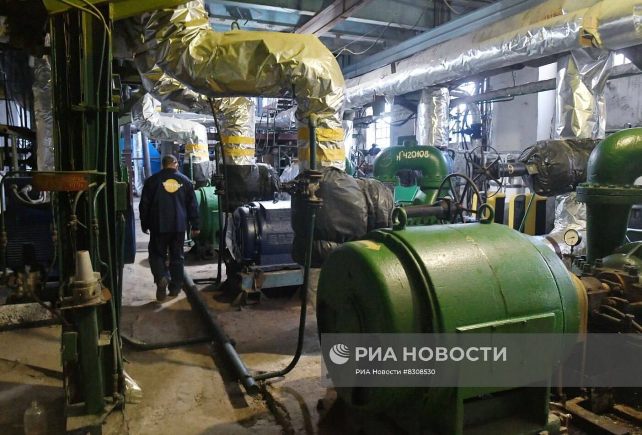 Правильное дело! В Мелитополе начали готовиться к отопительному сезону 2025–2026 годов… В штабе по подготовке к зиме собрались руководители коммунальных служб и представители социальной сферы. Обсудили новый приказ Минэнерго России — теперь оценка готовности к отопительному периоду проходит по обновлённым правилам. Также утвердили план действий: от ревизии оборудования до графиков ремонтов и запусков котельных. Главная цель — войти в холодный сезон без сбоев и аварий.