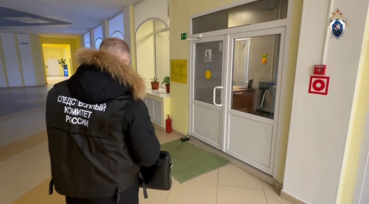 Студент открыл стрельбу в колледже в Новом Уренгое  Инцидент произошел в «Газпром техникуме». Студент колледжа открыл стрельбу прямо в стенах учебного заведения.   По предварительной информации, 17-летний студент второго курса Абдурахман У. взял пневматический пистолет у своего сверстника Фарудуна У. и начал стрелять по интерактивной доске. К счастью, никто не пострадал.  Сообщается, что на месте происшествия работают правоохранители, выясняя обстоятельства произошедшего.  К слову, это уже второй подобный случай в Новом Уренгое за последние сутки. Ранее школьник напал со складным ножом на одноклассницу, пытаясь нанести ей удар. Однако толстая куртка помогла девочке избежать серьёзных травм. А вот охранник, попытавшийся остановить подростка, получил ножевое ранение в область шеи. Мужчину доставили в медицинское учреждение, где ему оказали помощь. Его жизни ничего не угрожает.   Царьград.ТВ — Не боимся говорить правду   Подпишись