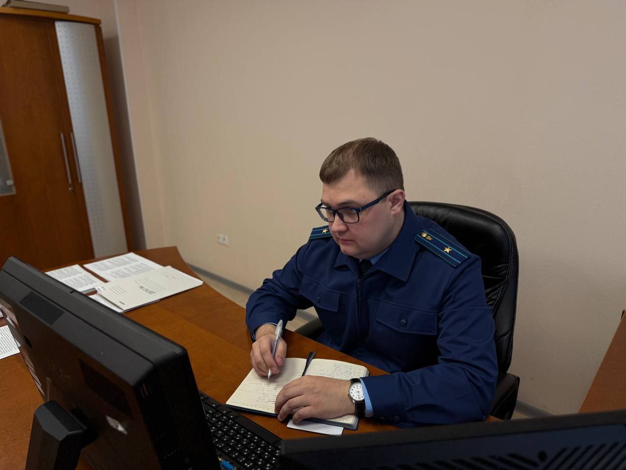 По требованию природоохранной прокуратуры нефтедобывающая компания внесла в бюджет более 6 млн рублей вследствие причинения вреда окружающей среде   Установлено что в 2025 году в ходе выполнения организацией комплекса работ и в результате разгерметизации нефтесборного трубопровода допущено загрязнение водного объекта реки Харучейяха а также нарушение плодородного слоя почвы в границах Ноябрьского лесничества   Подробности на сайте ведомства