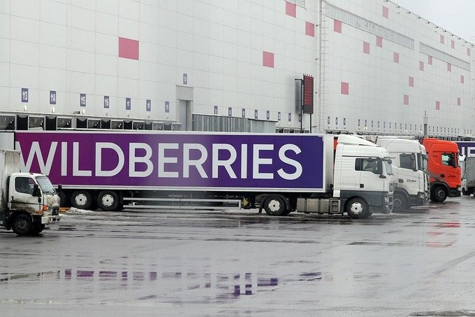 Wildberries запустил крупный логистический комплекс в Узбекистане Новый объект располагается в Сергелийском районе Ташкента Логоцентр состоит из двух блоков общей площадью 53 тыс кв м и рассчитан на обработку до 500 тыс покупок в сутки в пять раз больше чем сортировочный центр С 13 октября стартовал прием поставок от продавцов Сейчас склад принимает транспортные средства у которых борта расположены выше 90 см В ближайшее время планируется открыть отдельные вороты для машин с более низкими бортами В компании отметили что логоцентр сможет хранить товары местных продавцов и обрабатывать заказы сокращая сроки доставки Директор Wildberries в Узбекистане Акмаль Примкулов заявил что новый склад позволит ускорить доставку для покупателей создаст новые рабочие места поддержит местных производителей и усилит экспортной потенциал узбекистанской продукции www spot uz ru 2025 10 13 wildberries Telegram Instagram YouTube