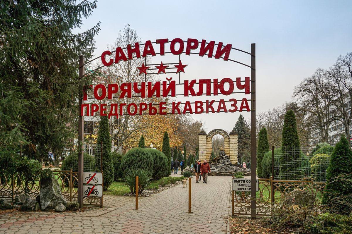 Свыше 500 тыс человек отдохнули в санаториях Краснодарского края за лето Каждый четвертый турист выбравший санаторно курортный отдых прошедшим летом выбрал санатории Кубани Всего за летний период в здравницах России отдохнуло 2 миллиона 160 тысяч человек однако случился небольшой спад по сравнению с прошлым годом 3 Лидерство удерживают здравницы Краснодарского края за три месяца в них отдохнули более 500 тыс чел На втором месте с показателем 233 тыс отдыхающих расположились санатории Ставропольского края на третьем здравницы Республики Крым принявшие 212 5 тыс гостей Кубанские Новости   Мы в MAX