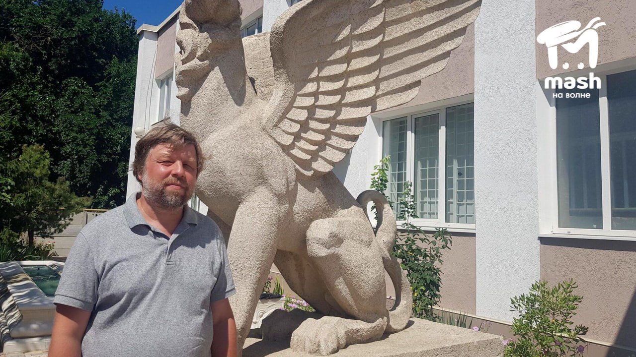 Российского учёного из Эрмитажа задержали в Польше из за раскопок в Крыму Предварительно задержанный российский археолог и антиковед Александр Бутягин на фото Учёный с 1999 года руководит работами Мирмекийской археологической экспедиции написал больше 150 научных работ Ранее прокуратура Украины уже предъявляла ему подозрение в незаконных раскопках Подписывайся на Mash на волне mash na volne