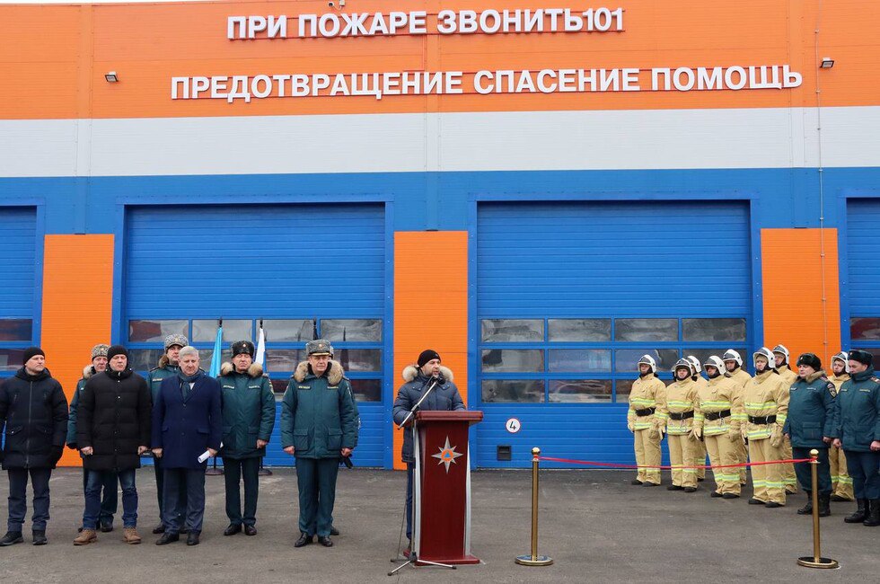 Новую пожарно спасательную часть открыли в Мариуполе В новом пожарном комплексе есть все необходимое для оперативной помощи населению а также созданы все условия для комфортного несения службы современное депо просторные гаражные боксы помещения для учебы и отдыха У огнеборцев появилась и новая современная техника Прежнее здание спасательной части находилось буквально в эпицентре боевых действий в феврале 2022 года и было практически полностью уничтожено Читать полностью Фото тг канал председателя Правительства ДНР Андрея Черткова  Подпишись на нас в MAX