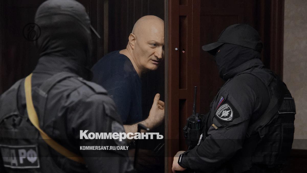 Джако может выйти на свободу Осужденный на пожизненное заключение Аслан Гагиев Джако подал заявление с просьбой отправить его для участия в СВО хотя официально не известно ни об одном случае привлечения пожизненно осужденных Его просьба вызвала общественный резонанс особенно после распространения аудиосообщения где он якобы заявляет о своем нахождении на свободе Гагиев был осужден за создание преступного сообщества организацию убийств 60 человек включая правоохранителей и чиновников хотя судили его только за преступления 2012 2013 гг из за ограничений связанных с его выдачей из Австрии Формально для пожизненно осужденных существуют ограничения на участие в СВО но по данным источников возможны исключения а получение государственной награды может дать ему шанс на освобождение При этом еще в 2023 г при оглашении приговора Гагиев заявлял родственникам что выйдет на свободу через год