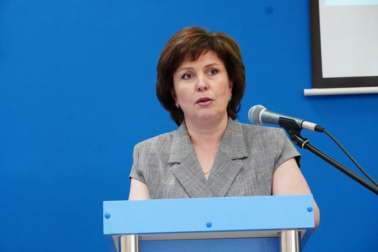 У Управления государственной службы занятости населения новый руководитель С 27 августа пост займет Ольга Рысева которая до этого находилась в должности первого замминистра образования а ранее была министром образования Кировской области Об этом на еженедельном совещании в правительстве сообщил губернатор Александр Соколов Руслан Бондарчук возглавлявший ведомство переходит на новую должность продолжит трудиться в Кировской области отметил глава регион Kirov grad
