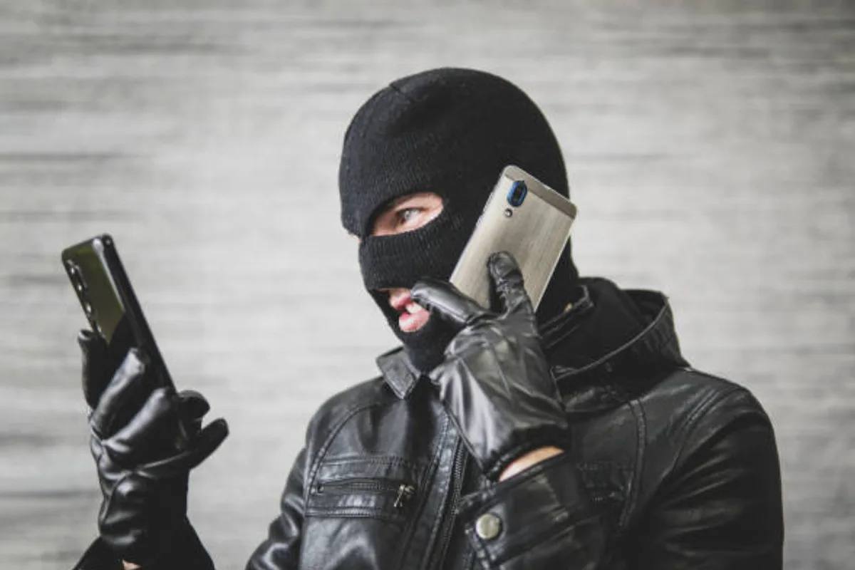 За неделю 76 жителей Хабаровского края перевели мошенникам более 47 млн рублей увеличив общую сумму ущерба в регионе с начала года до 60 млн рублей Основные потери связаны с оплатой несуществующих товаров звонками лжесотрудников ведомств фальшивыми инвестициями и взломами аккаунтов знакомых Полиция призывает граждан быть бдительными и не перечислять деньги на неизвестные счета Кстати Хабаровск