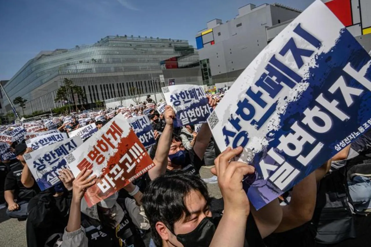 Сокращение производства чипов Samsung из за забастовки сотрудников может нарушить глобальные цепочки поставок Более 43 000 членов профсоюза полупроводникового бизнеса Samsung планируют начать 18 дневную забастовку после очередного тупика в переговорах с руководством Профсоюз требует выплаты фиксированных премий за результаты работы эквивалентных 15 процентам операционной прибыли полученной полупроводниковым подразделением компании а также отмены ограничения на размер выплат В условиях резкого роста спроса на чипы для искусственного интеллекта и уже существующего дефицита памяти этот шаг можно рассматривать как тревожный сигнал для глобальной цепочки поставок полупроводников Samsung является крупным поставщиком микросхем памяти для таких мировых технологических гигантов как Nvidia Apple AMD Google и Meta запрещена в РФ