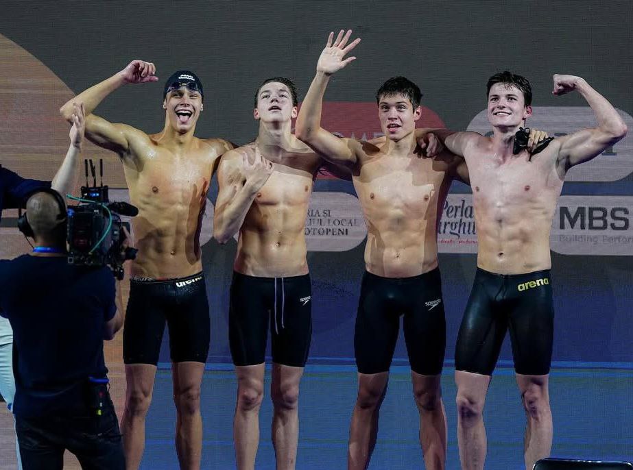 World Aquatics ратифицировала юниорский рекорд мира российских пловцов Михаил Щербаков Роман Жидков Егор Прошин и Георгий Злотников установили рекорд мира в эстафете 4х100 метров вольным стилем в августе этого года в Румынии Время наших пловцов составило 3 минуты 15 38 секунды Подписывайтесь на РИА Новости Спорт в MAX