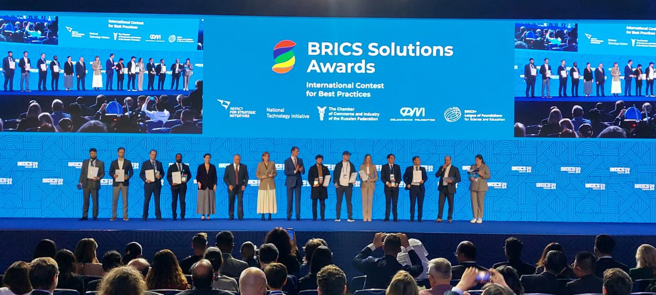 В Москве объявили победителей Future Makers на BRICS SOLUTIONS AWARDS  В ходе делового форума БРИКС в столице России состоялось награждение победителей конкурса BRICS SOLUTIONS AWARDS в номинации Future Makers.  Цель премии – выявить и поддержать молодых учёных.  Инициаторами премии стали Агентство стратегических инициатив  АСИ  совместно с Платформой НТИ, Торгово-промышленной палатой РФ и Фондом Мельниченко.  Глава АСИ Светлана Чупшева рассказала, что по итогам конкурса в России была создана библиотека лучших практик для обмена решениями между странами БРИКС в технологической сфере. В 2024 году на BRICS SOLUTIONS AWARDS поступило 1343 заявки из 15 стран, из которых 539 были от иностранцев.  «Мы убеждены, что будущее за теми, кто создаёт инновации уже сегодня. Премия Future Makers объединяет молодых учёных и инноваторов из стран БРИКС, чьи идеи и разработки уже сейчас определяют облик будущего. Мы гордимся тем, что поддерживаем эти проекты на их пути к глобальным изменениям в мире», — заявила Татьяна Журавлёва, глава Фонда Мельниченко и учредитель Лиги фондов.  Победители получат денежные призы и долгосрочное сопровождение после конкурса. Лига фондов БРИКС+ поможет им в поиске бизнес-партнёров и развитии проектов.  Среди лауреатов из РФ – компания «Цельс» с платформой искусственного интеллекта для анализа медицинских изображений, компания «Топаз» с автономной энергоустановкой на органическом топливе и проект PHOTOMOD с системой фотограмметрии для обработки данных дистанционного зондирования Земли.  #Россия #Futuremakers #BRICS #БРИКС #Москва    Больше "новой экономики".