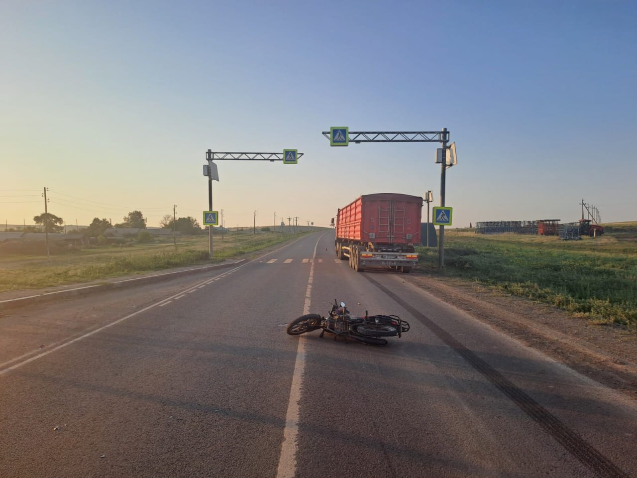 В Первомайском районе под колеса грузовика попал подросток на питбайке #Про_Происшествия Об этом сообщает региональное УМВД. По информации ведомства, 14-летний питбайкер при выезде на трассу из села Советское не уступил дорогу грузовику МАЗ,который ехал по вышеуказанной автодороге, и попал под колеса машины. В результате аварии подросток был госпитализирован. У него диагностированы многочисленные травмы, среди которых сотрясение мозга, закрытая черепно-мозговая травма, травматическая ампутация пяточной кости, а также перелом лодыжки. В УМВД отмечают, что в отношении матери несовершеннолетнего возбуждено дело об административном правонарушении о передачи управления транспортным средством лицу без водительских прав. В настоящее время сотрудниками полиции устанавливаются все обстоятельства произошедшего. Фото: региональное УМВД