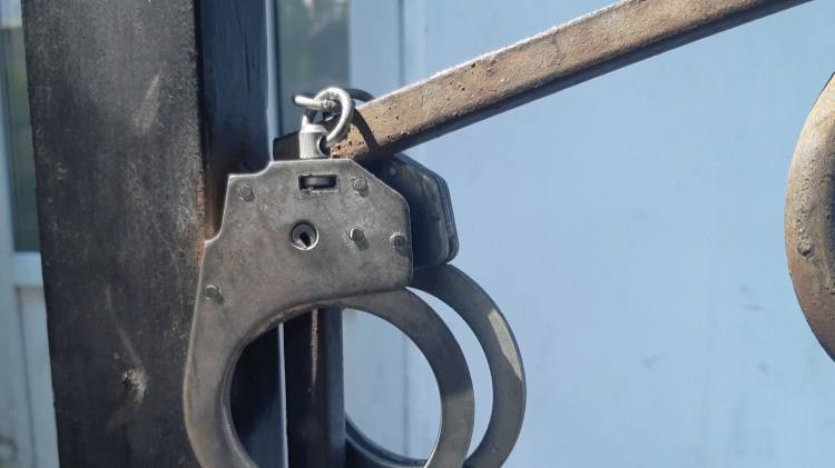 Возбуждено дело: Бастрыкин вступился за избитую мать бойца СВО Накануне участник СВО обратился с открытым письмом к главе СКР Александру Бастрыкину с жалобой на противоправные действия в отношении его матери. Мужчина заявил, что его мать избили в Городищенском районе, пока сам он исполняет воинский долг. Первой на появившееся обращение отреагировала полиция. В ГУ МВД по региону заявили, что в полицию обратилась 59-летняя жительница поселка Новая Надежда. Инцидент произошел 12 июля. Вечером на улице женщина заступилась за девочку, которую бил отец. Между взрослыми завязался конфликт. В пылу ссоры мужчина ударил заявительницу по голове. Позже в сети появилось видео с извинениями. Как сообщили Волжский.ру в пресс-службе ГУ МВД по региону, обидчиком матери военного оказался 37-летний житель поселка. ЧП Волжский - подписаться Написать нам Чат - перейти