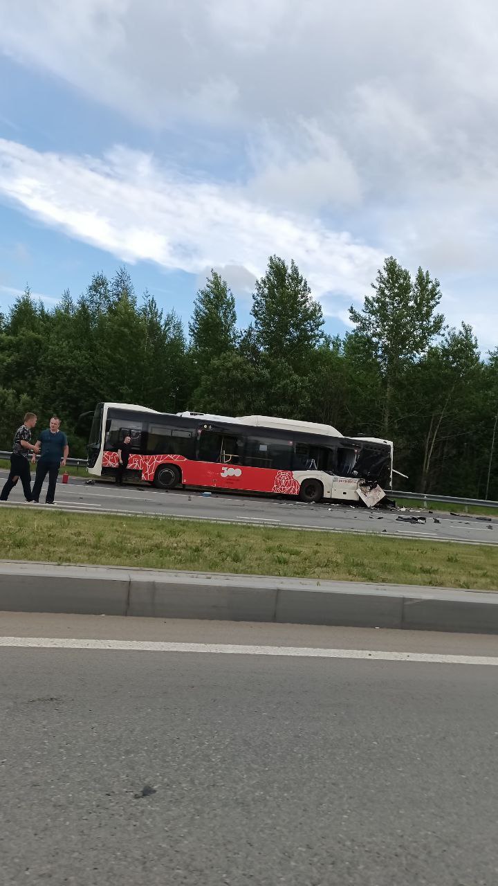 В ДТП под Песьянкой погиб один человек, еще двое пострадали  Крупное ДТП произошло днем 3 июня на шоссе Космонавтов в районе Песьянки. В аварию попали автобус, легковушка и большегруз. Фура перевернулась и полностью перегородила дорогу, а легковой автомобиль получил сильные повреждения.  В результате ДТП один мужчина скончался на месте. Еще два человека пострадали, Женщина находится в тяжелом состоянии, мужчина - в состоянии средней степени тяжести.  Источник   ЧП Пермь    Прислать новость