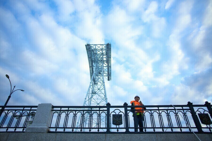 Российская государственная корпорация развития ВЭБ РФ открыла финансирование строительства первой в мире трансграничной канатной дороги которая соединит Благовещенск с китайским Хэйхэ Первые средства в размере 211 миллионов рублей направлены на строительство пассажирского терминала Соответствующий кредитный договор подписан в конце ноября этого года Канатная дорога через реку Амур часть масштабной программы по развитию Дальнего Востока Проект реализуют в рамках межправительственного соглашения между РФ и КНР Он включен в план комплексного социально экономического развития Благовещенска Всего на строительство будет предоставлено 17 миллиардов рублей из которых 4 миллиарда льготное финансирование ВЭБ РФ по линии Минвостокразвития России сообщает пресс служба госкорпорации Проект обеспечит надежное и стабильное круглогодичное транспортное сообщение между Благовещенском и Хэйхэ по двум независимым линиям будут курсировать две кабины вместимостью по 110 человек Реализация проекта даст Амурской области более 60 новых рабочих мест а поступления в бюджет региона составят около 10 7 млрд рублей Завершить работы планируют в третьем квартале 2026 года Ожидается что к 2030 году поток иностранных туристов в столицу Приамурья вырастет в три раза до 918 тысяч человек в год