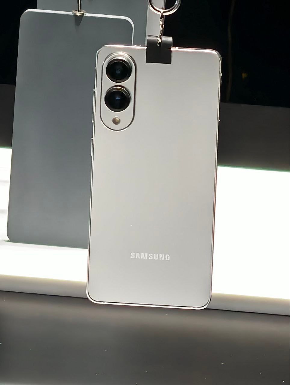 На новые Samsung’и абсолютно плевать, ведь серия S25 практически ничем не отличается от прошлогодней. Да, процессор мощнее, да, ИИ-фишек больше, но по факту разница отсутствует. Ещё и цена в космосе  150к .   Куда интереснее, что на презентации также показали:   Project Moohan XR – гарнитуру от Samsung, которая будет работать на Android XR.    Galaxy S25 Slim Edge  толщина 6.4 мм . Но я не понял при чем тут Edge? Дисплей то плоский, или они сами забыли что эта приставка означала?    Тройная раскладушка от Samsung будет представлена в 25 году. И я вижу в этих устройствах намного больше смысла, нежели в обычных раскладушках. Правда цена у них неадекватная пока что.   Компания явно пытается не отстать от Apple, но на мой взгляд делает себе только хуже, ведь такое наплевательское отношение к флагманской линейке бесследно не пройдет.