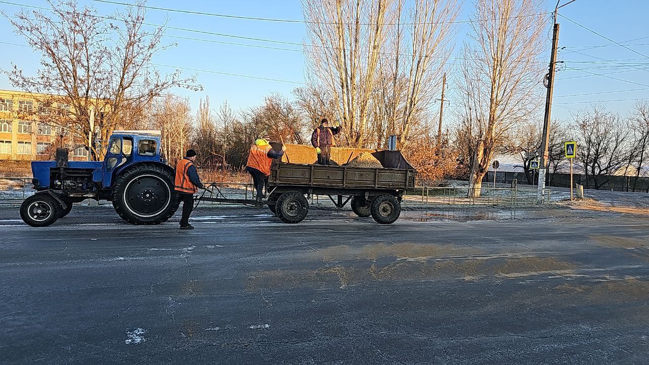 На дорогах Новой Каховки округа работают коммунальщики  С раннего утра кипит работа во всех населенных пунктах округа город Новая Каховка. Работники дорожной службы совместно с коммунальщиками посыпают перекрестки, пешеходные переходы, магистральные участки дорог.   Отметим, что песчаная смесь для посыпания дорог была заготовлена заранее. Городские службы встретили гололедицу в полной готовности. Они усиленно работают над тем, чтобы обеспечить жителям округа безопасность.