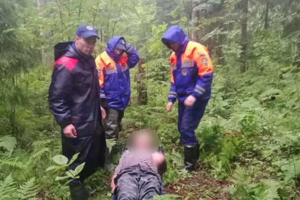 Пожилого мужчину нашли в лесу под Кировском. Он пропал без связи Как сообщает Аварийно-спасательная служба Ленинградской области, поступила информация о пропавшем в лесу садоводства Никольское под Кировском. По данным ПСО "Экстремум", исчезнувший ушел в лес около половины восьмого вечера накануне. 67-летний мужчина бродил по территории без телефона. Уточнялось, что у него риски по состоянию здоровья, ходит он медленно. Сегодня мужчину обнаружили. Он был выведен из леса и передан родственниками. Telegram-канал Аварийно-спасательной службы Ленобласти