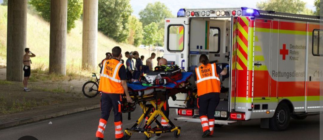 ДТП НА ВЕЛОГОНКЕ 100 ПОСТРАДАВШИХ Во время велогонки в воскресенье в Bad Dürrheim произошло массовое столкновение По предварительным данным пострадали 100 участников 30 из них получили тяжёлые травмы На участке между Bad Dürrheim и Biesingen группы велосипедистов упали столкнувшись друг с другом Из за затора на дороге другие участники гонки врезались в них и падали На помощь пострадавшим прибыли 4 спасательных вертолёта и множество машин скорой помощи Организаторы остановили гонку в которой участвовали 1200 человек Телега Инста