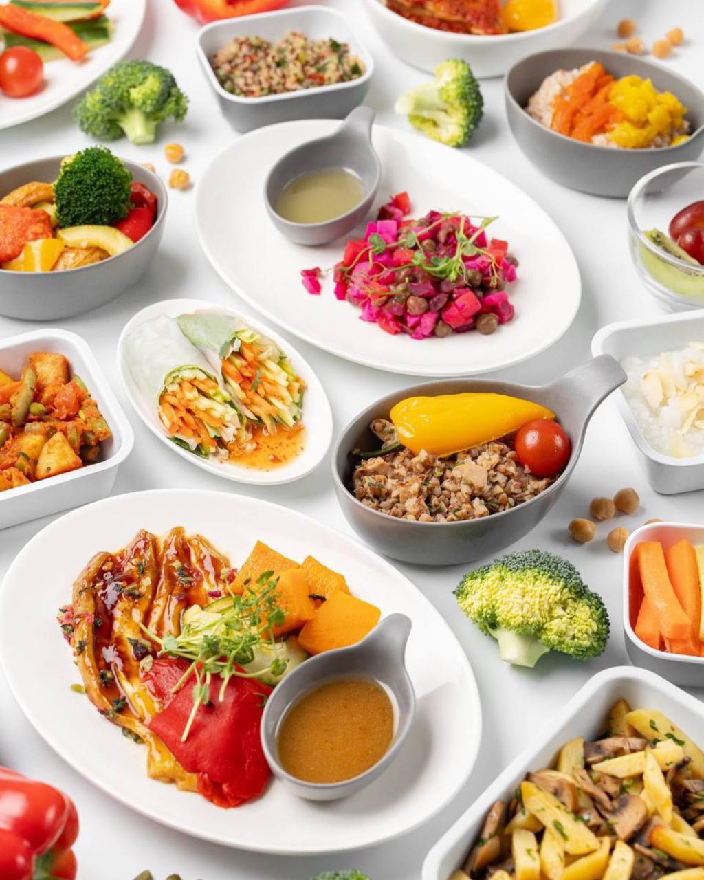 Аэрофлот обновляет постное меню к Великому посту Аэрофлот обновляет постное меню к Великому посту который начинается 23 февраля В рационе согласно церковным канонам отсутствуют продукты животного происхождения и преобладают овощи крупы фрукты Специальное меню Постное под кодом VJML можно заранее заказать бесплатно онлайн или через контакт центр авиакомпании Постное меню будет доступно в классе Бизнес на маршрутах любой продолжительности в классах Комфорт и Эконом на перелётах от 3 часов В меню класса Бизнес в зависимости от направления и времени вылета пассажирам предложат спринг роллы с овощами и кисло сладким соусом винегрет и тортилью с хрустящими овощами печёный баклажан с маринованным цукини тыквой и перцем гриль с луковым соусом постную лазанью из баклажанов овощи с молодым картофелем в соусе ромеско пшеничную кашу на миндальном молоке с яблоками и курагой гречневую кашу с белыми грибами фрукты на десерт В классе Комфорт в состав постного меню входят винегрет салат табуле постная лазанья из баклажанов пшеничная каша на миндальном молоке с яблоками и курагой фрукты на десерт В постное меню экономического класса в зависимости от рациона пассажиры могут попробовать винегрет салат табуле ассорти из свежих овощей запечённые овощи в специях карри жареный картофель с грибами рисовая каша на воде с миндальными лепестками фрукты на десерт Обновлённое постное меню будет доступно не только на время Великого поста но и в течение всего года Ранее сообщали что обновил меню в классе Эконом на рейсах от 3 часов Есть ограничения Подробнее на сайте Отдать буст подписаться на пресс службу в ТГ MAX