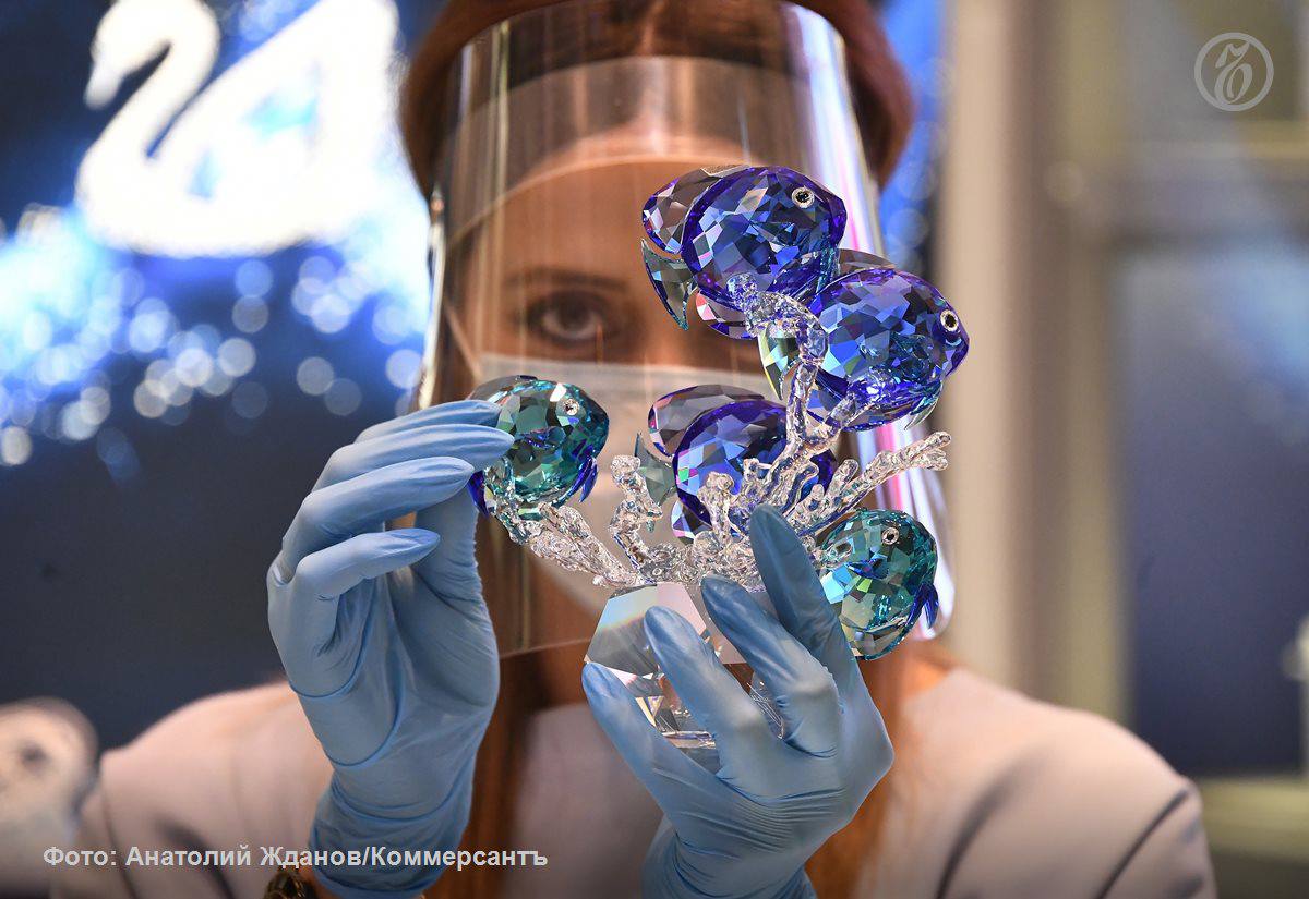 Менее чем через две недели после ограбления Лувра откуда были вынесены драгоценности на сумму 88 млн воры пробрались в магазин Swarovski в Париже и унесли украшений на 200 тыс Украдены были все изделия выставленные в витринах серьги кольца ожерелья наборы украшений а также часы из лимитированных коллекций Возможно воры руководствовались информацией о том что работа обещает быть простой в магазине не работали ни сигнализация ни камеры видеонаблюдения которые были лишь муляжами Словом бутик Swarovski был защищен от воров даже хуже Лувра Подробности в материале корреспондента Ъ во Франции Алексея Тарханова Аппетиты преступников падают Подписывайтесь на Ъ Оставляйте бусты