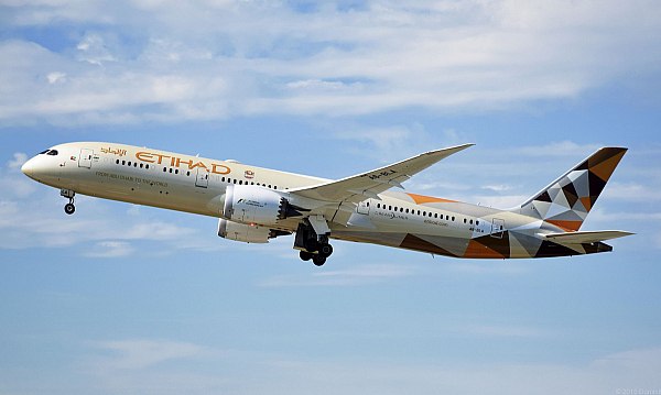 Авиакомпания Etihad Airways начнет выполнять прямые рейсы из Абу-Даби в Казань  Эмиратский национальный авиаперевозчик Etihad Airways начнет выполнять сезонные регулярные рейсы по маршруту Абу-Даби – Казань с декабря. Об этом сообщает ТАСС со ссылкой на информационное агентство WAM.  Запуск прямых рейсов в Казань станет частью расширения глобальной сети авиакомпании, в которую также добавлены польский город Краков и оманский город Салала. Полеты по этим направлениям Etihad Airways планирует начать летом 2026 года.  aviaru.net/n285271