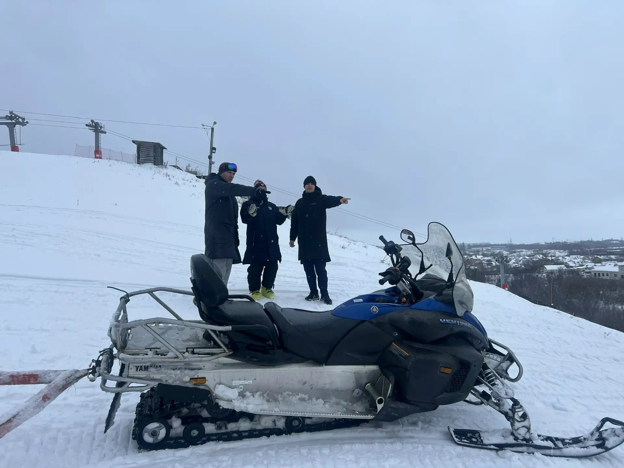 Горнолыжный склон в Ласках готовят к открытию Обильный снегопад позволил продолжить подготовку горнолыжного склона в Ласках к открытию Количество снега достаточно для начала укатки трассы чем и занимаются рабочие с самого утра Необходимы морозы чтобы добавить искусственным образом снежный покров в тех местах где снега недостаточно Теперь ждем минусовую температуру чтобы подсыпать снег из пушки в те места где его не хватает и сделать основную трассу необходимой толщины и нужного качества сообщил в своих социальных сетях министр спорта Тамбовской области Павел Грицков Ранее сообщалось что на спортивных объектах подведомственных региональному минспорту стартовали работы по заливке открытых катков министерство спорта Тамбовской области   ИА Онлайн Тамбов ру