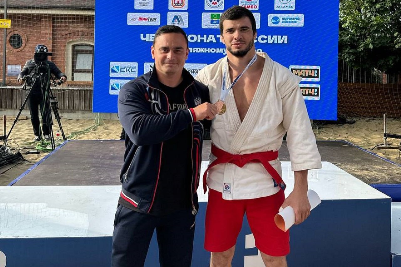 Спортсмен из Челябинской области выиграл бронзу чемпионата России по пляжному самбо Аслан Курбанов, выступавший в весовой категории до 88 килограммов, в первом поединке своему сопернику проиграл, но затем сполна реабилитировался, превзойдя в следующей схватке действующего чемпиона мира по пляжному самбо Александра Дурнояна. Третий бой против Даниила Безроднова также стал для представителя Челябинской области победным. В поединке, решавшем судьбу медалей, Аслану Курбанову противостоял еще один серьезный соперник – Руслан Абдулмежидов, который ранее уже завоевывал бронзу чемпионата России. Южноуралец одержал победу и теперь сам стал обладателем бронзовой награды. Фото: телеграм-канал Минспорта Челябинской области Вести Южный Урал Челябинск