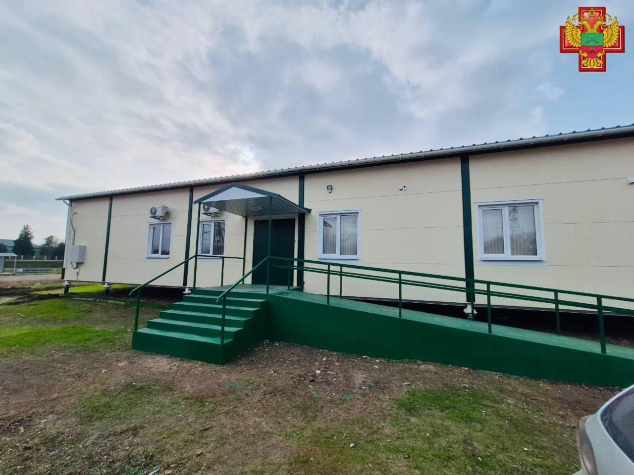 В Запорожской области завершили установку новой модульной амбулатории для жителей нескольких сел В селе Великая Белозерка Запорожской области завершено строительство модульной амбулатории которая обеспечит медицинской помощью жителей нескольких близлежащих населенных пунктов Об этом сообщили в региональном Минздраве В селе Великая Белозерка завершена установка модульной амбулатории Новое медицинское учреждение будет оказывать помощь взрослым и детям а также жителям соседних сел Модульная конструкция полностью возведена выполнены все внутренние и наружные монтажные работы Ведется подключение инженерных коммуникаций Ожидается поставка медицинского оборудования и мебели говорится в сообщении В амбулатории предусмотрены процедурный кабинет смотровые и врачебные кабинеты а также регистратура Учреждение будет оказывать первичную медико санитарную помощь взрослым и детям Южная служба новостей