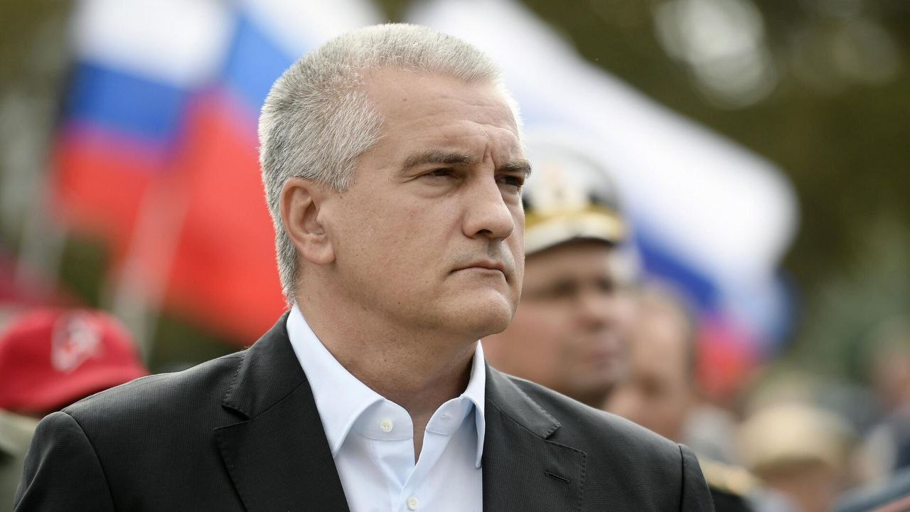 Глава Крыма Сергей Аксенов поручил подготовить для внесения в Госдуму инициативу о запрете трудовым мигрантам привозить семьи в Россию. Также он предлагает исключить возможность получения гражданства на основании трудовой визы.