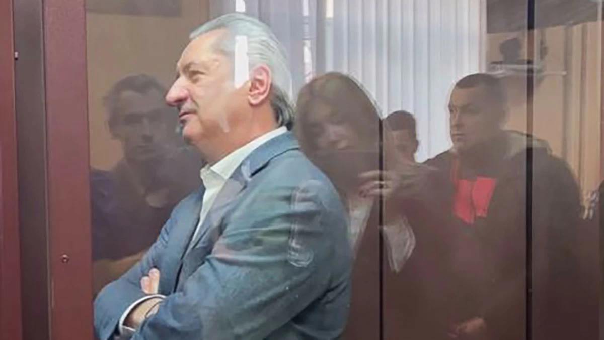 Генпрокуратура подала иск об изъятии в доход государства коррупционного имущества бывшего вице премьера Башкирии Алана Марзаева и еще шести человек Об этом рассказал Ведомостям источник знакомый с содержанием исковых требований Самый громкий для республики процесс года завершился в конце ноября Марзаева приговорили к 13 годам колонии строгого режима Ленинский райсуд Уфы признал его виновным в вымогательстве и получении особо крупной взятки В иске Генпрокуратуры речь идет о конфискации 13 зданий в Северной Осетии В частности в родном для Марзаева Ардонском районе В требованиях надзорного органа также указан комплекс зданий в Верхнем Фиагдоне и квартира во Владикавказе Северная Осетия дом в Кисловодске Ставрополье на 900 кв м Кроме того у экс чиновника просят изъять дачу в Кармаскалинском районе Башкирия квартиру в Москве и автопарк премиум класса Объединенная пресс служба судов республики Башкортостан Telegram Max