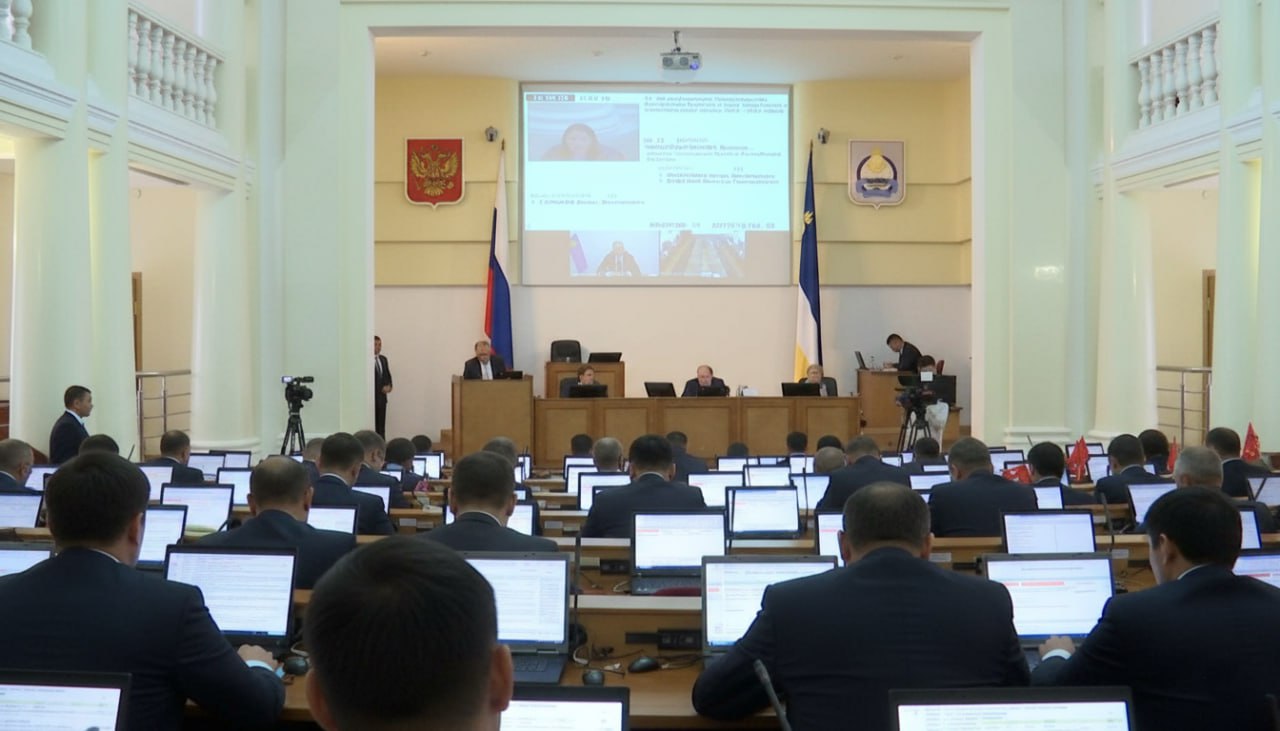 Кадры решают всё Сессия Народного Хурала Бурятии онлайн Бабра Тридцать четыре вопроса в повестке 13 й сессии депутатам Народного Хурала сегодня не до сна Главное блюдо кадровые перестановки Глава республики просит согласовать на пост зампреда правительства энергетика Евгения Коркина а на должность уполномоченного по правам ребёнка Веронику Штыкину Среди прочего депутаты рассмотрят налоговые льготы на продажу жилья и досрочно прекратят полномочия покойной Галины Горбатых Бабр ведёт прямую текстовую трансляцию Подробнее на Бабре бурятия bur24