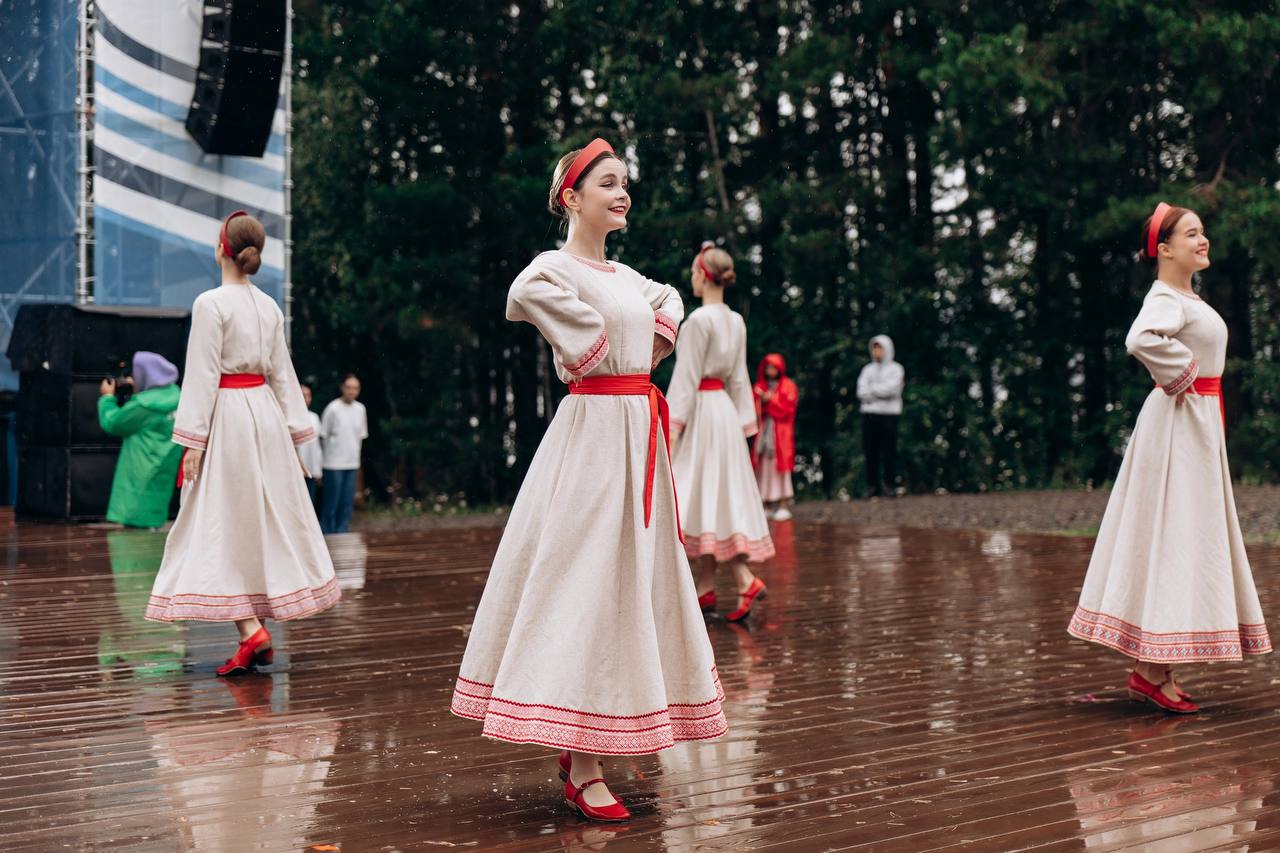 «Мы сильные»: на всероссийском молодёжном форуме «Бирюса» в Красноярском крае стартовала спортивная смена 400 участников из 70 регионов России, Молдовы и Абхазии стали участниками смены «Спорт и здоровый образ жизни». Официально открыли смену и поприветствовали гостей региона Дмитрий Труненков, заслуженный мастер спорта России, олимпийский чемпион по бобслею, и Виктор Коломиец, руководитель агентства молодёжной политики и реализации программ общественного развития Красноярского края. На протяжении пяти дней бирюсинцы пройдут программу по направлениям и примут участие в соревнованиях по девяти видам спорта. Главным итогом смены станет формирование стратегии развития молодёжного образовательного центра «Спортэкс». Фото: пресс-служба форума
